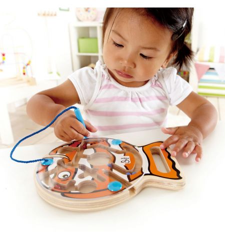Hape E1700A Деревянная игрушка. Магнитный лабиринт рыбка Hape E1700A Деревянная игрушка. Магнитный лабиринт рыбка