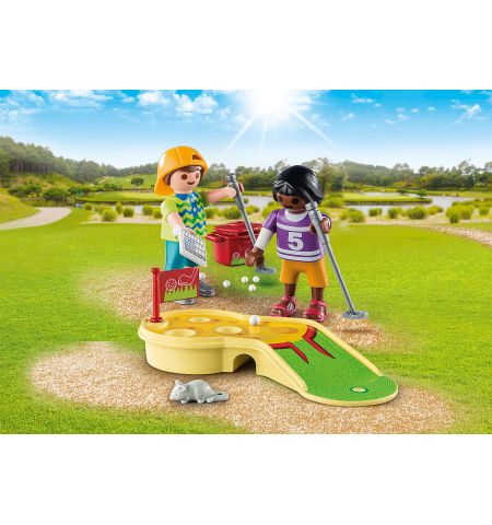 PM9439 Children Minigolfing