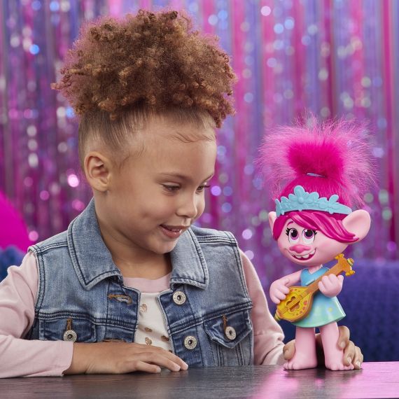 HASBRO TROLLS E9411- КУКЛА ТРОЛЛИ "ПОЮЩАЯ РОЗОЧКА"